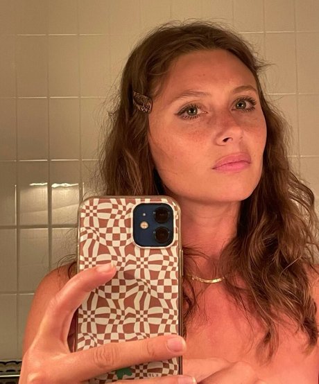 Aly Michalka bonita modelo imagen