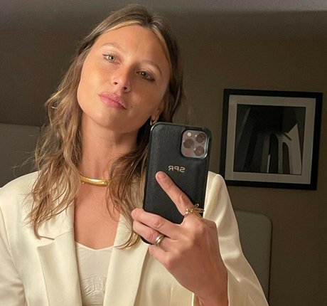 Aly Michalka actrice nue galeries