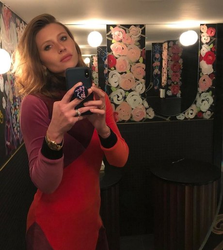 Aly Michalka nus star du porno collection