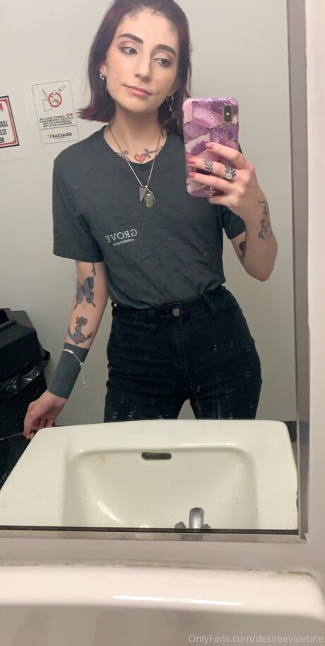 DollFaceDesy étoile nue photos