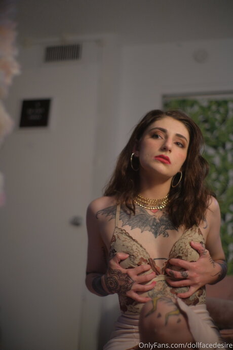 DollFaceDesy estrella del sexo galerías