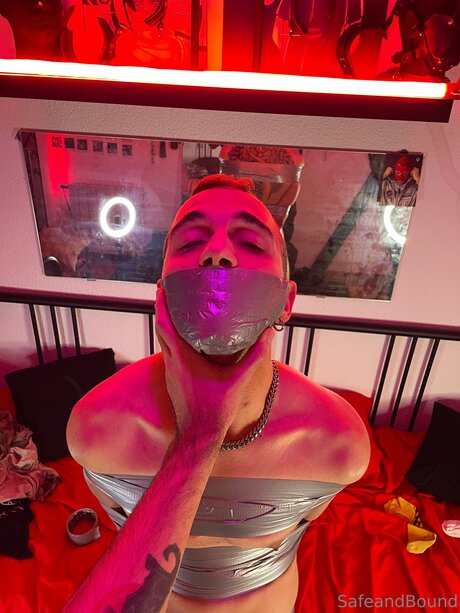 Safe and Bound actriz desnuda galerías