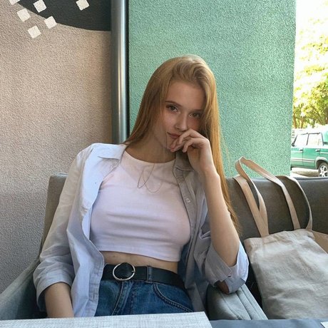 Katya Sitak estrella del arte archivo