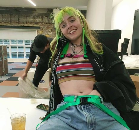 Ashnikko star du porno gratuite des photos