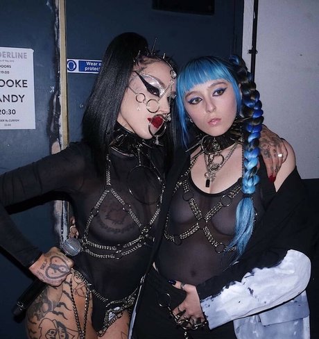 Ashnikko star du porno xxx des photos