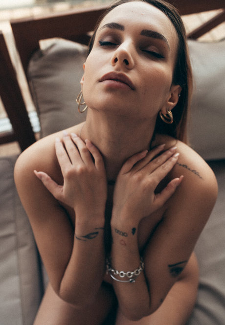 Lara Arluni nudes star img