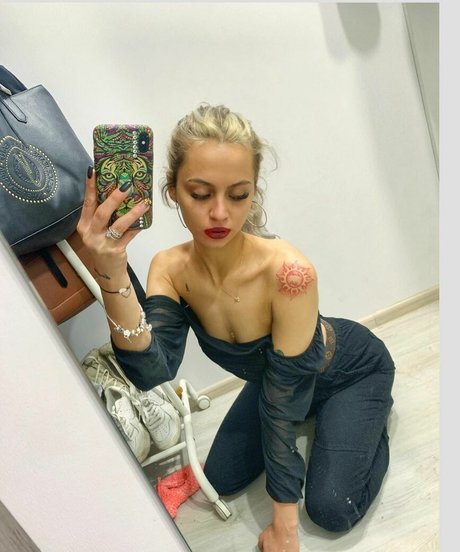 axalrnaed star sexy pics