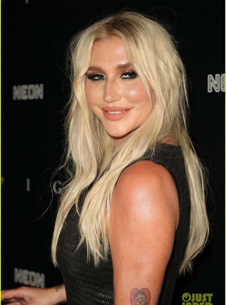 KeshaRose modelo desnudos foto