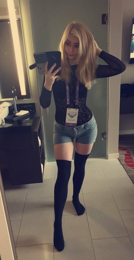 Purrluna estrella porno en alta definición foto