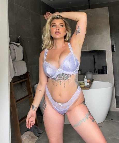 Olivia Buckland nus star du porno image