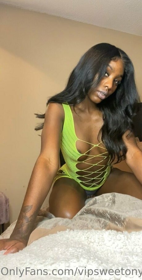 vipsweetonyxx star erotic pictures