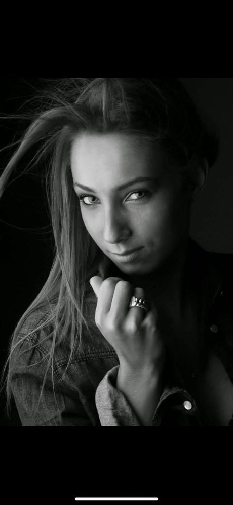 Sasha Pons pretty pornstar gallery