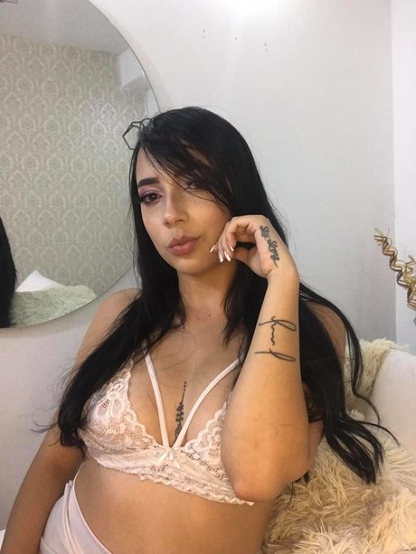 SarayM model perfect pictures