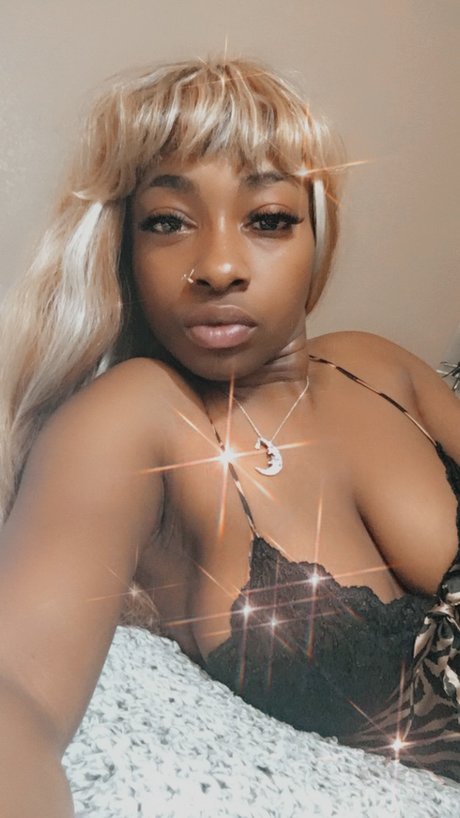 TrinaBanks hd model pic