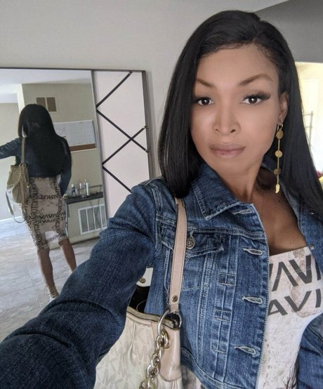 SHEMALE VANILLA model erotic galleries