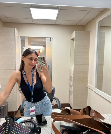 Andrea Helfrich estrella hermosa galerías