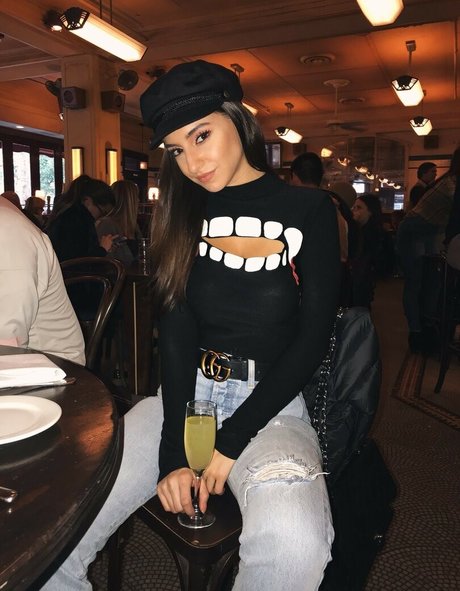 Andrea Helfrich modèle artistique images