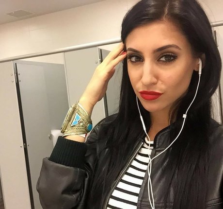 petite brune onlyfans sexy sympa des photos