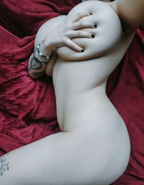 Solanineshade star nude photo