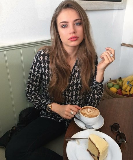 Xenia Tchoumi desnudos de estrellas porno galerías