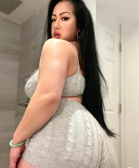 Lily Le star exclusive image