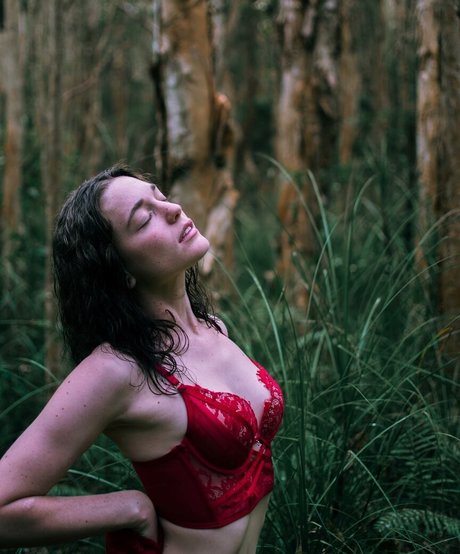 Skye Sharp erotic model image
