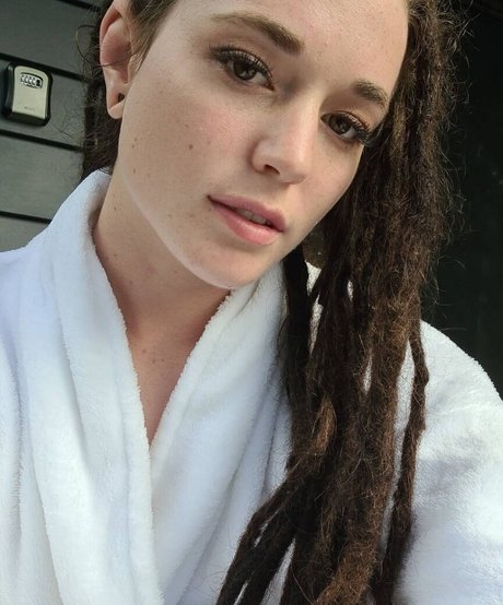 Skye Sharp modèle exclusif images