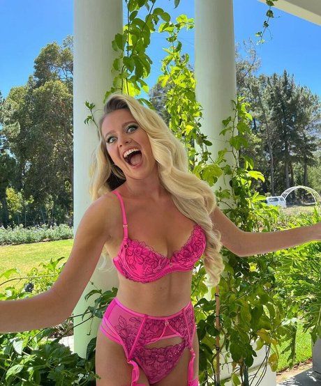 Tasha Ghouri modelo agradable archivo