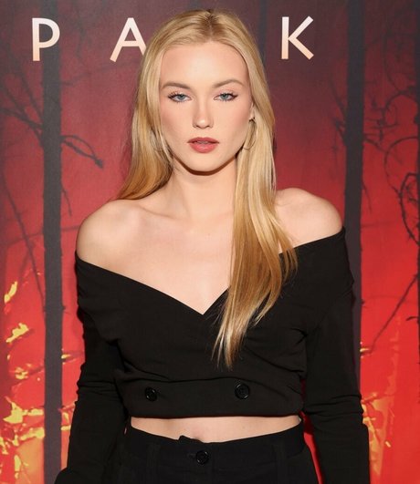 Chloe Rose Robertson hot star photos