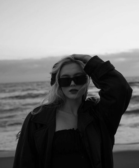 Chloe Rose Robertson modelo xxx galerías