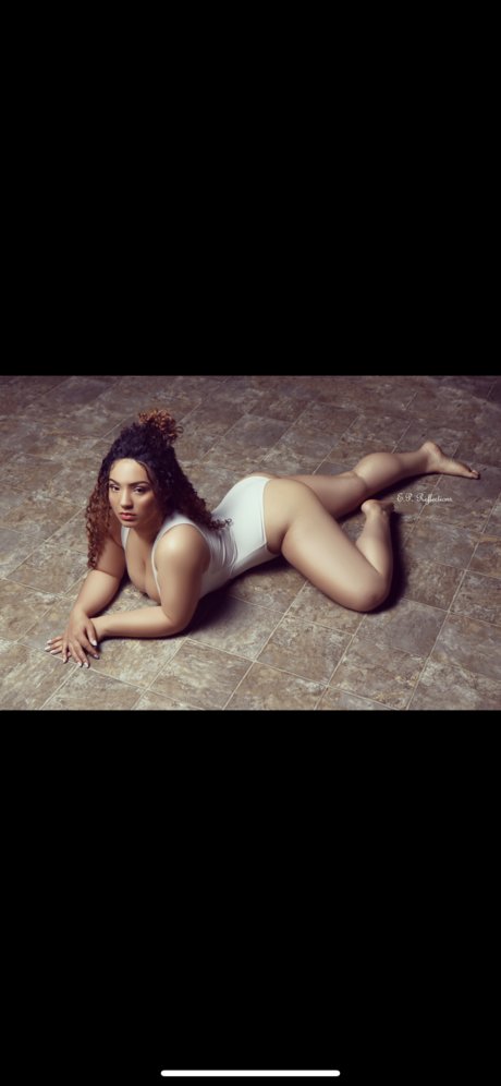 SimplyQueenT top actress photo