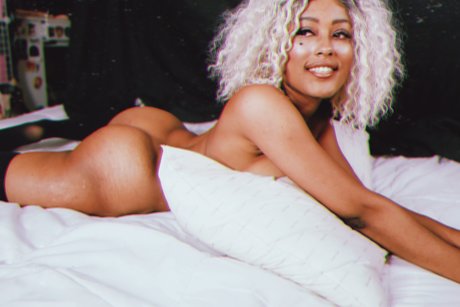 QueeniieBabe pornographic model image