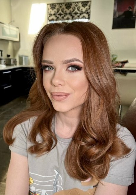 Ella Hughes modèle joli archive