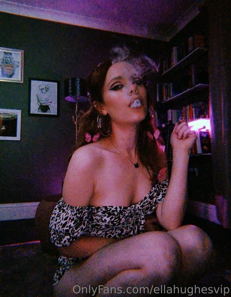 Ella Hughes modèle magnifique des photos