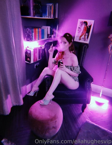 Ella Hughes actrice nue photos