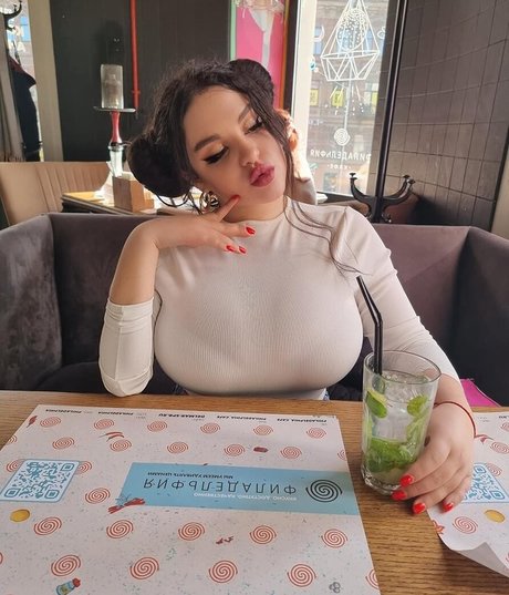 Anna Sivona modelo hd galería