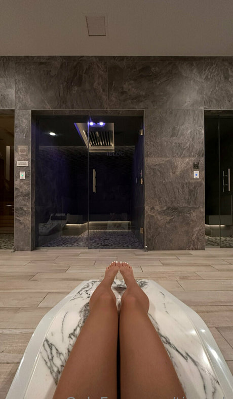 tinyyyk modèle érotique img