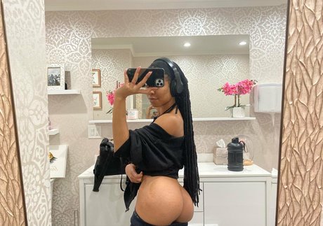 Kira Noir modelo recopilación