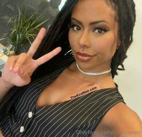 Kira Noir estrella desnuda archivo