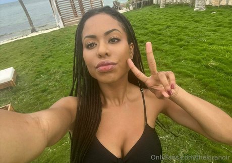 Kira Noir modelo superior galerías