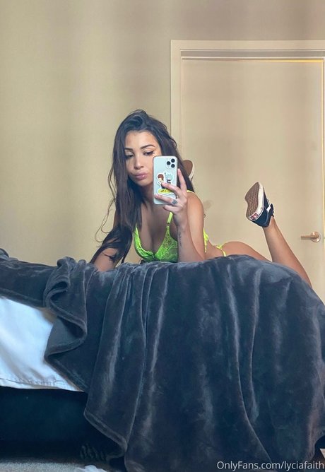 Lycia Faith desnudos de estrellas galería