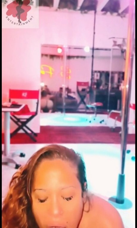 Scarlett Cakez modelo desnudo galerías