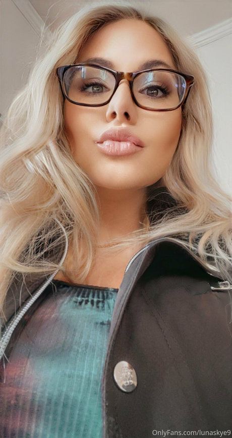 lunaskye9 sex model pic