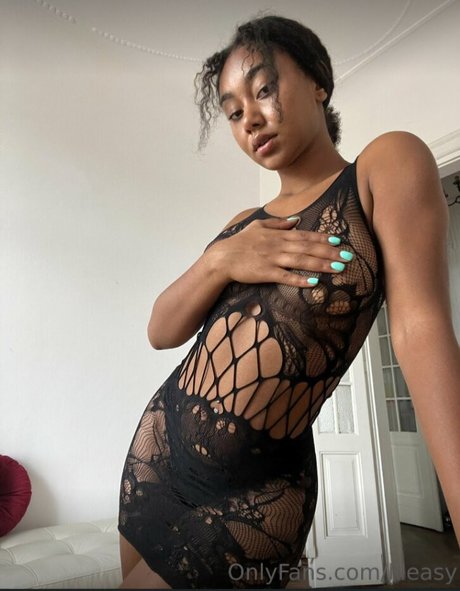 llleasy model free photo