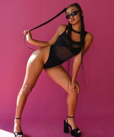 llleasy modelo bonita galería