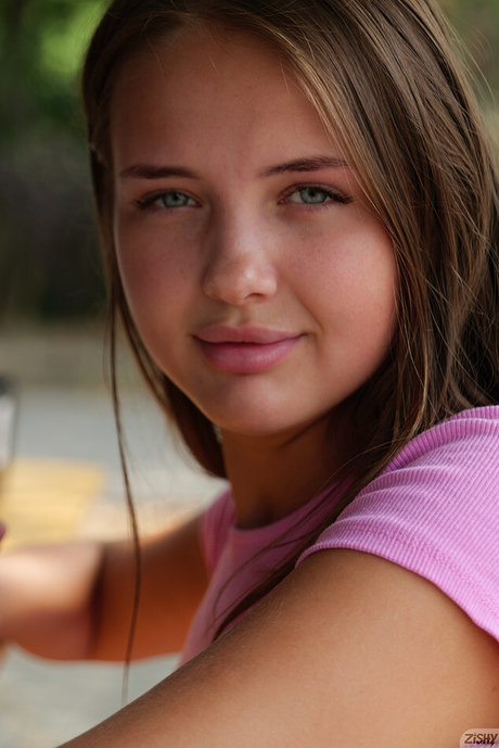 Olya Derkach estrella erótica foto