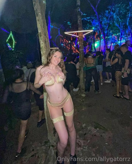 Ally Hardesty haut modèle des photos