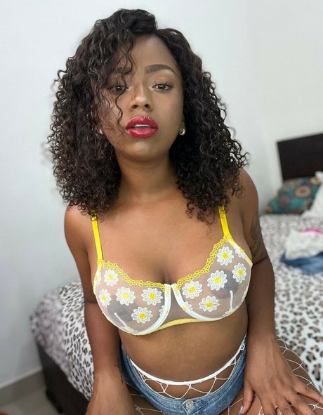 Yuni Nicolee model hot photos