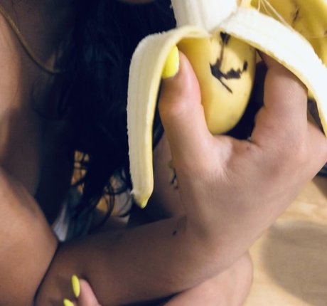 Bootysothick modelo desnuda galería