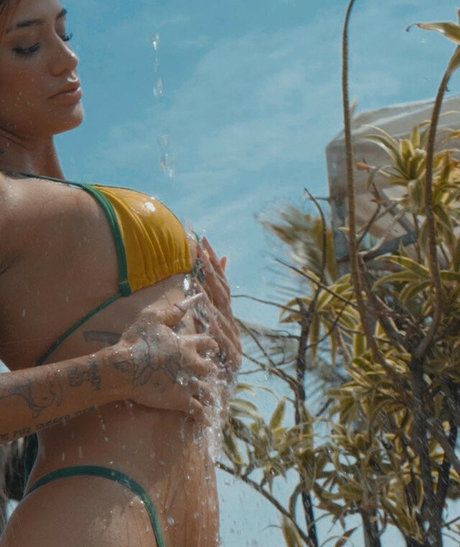 Azzy MC porn model gallery